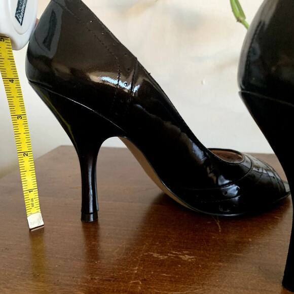 Jones New York Dark Chocolate Brown Patent Leather Peep Toe Pump Size 5 NWT - Picture 11 of 11